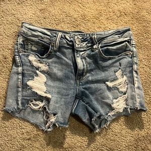 American Eagle Size 6 Light-Wash Jean Shorts with Rips